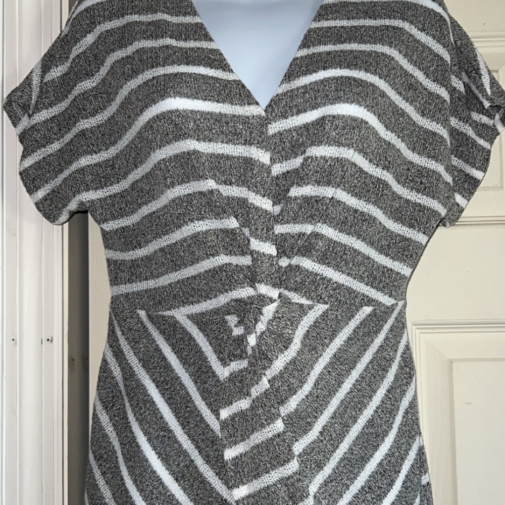 ANDREE BY UNIT WOMANS GRAY AND CREAM STRIPED CAPPED SLEEVE SWEATER